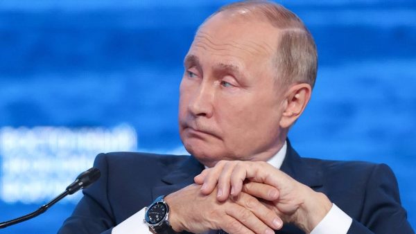 Media: gemeentes Moskou en Sint-Petersburg eisen Poetins aftreden