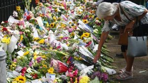 Thumbnail voor Kist Queen Elizabeth naar Londen, Britse bloemisten verwachten drukte