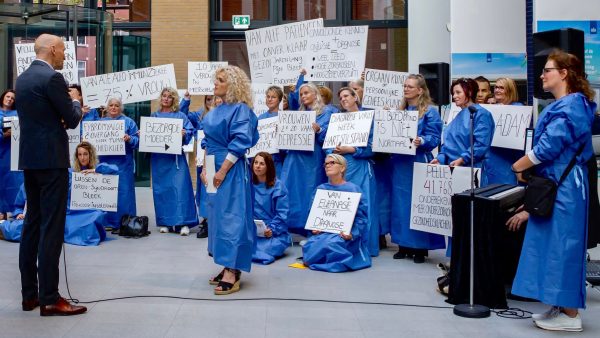 Stichting Voices for Women overhandigt Ernst Kuipers op ludieke wijze petitie voor genderspecifieke zorg