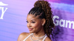 Thumbnail voor Kinderen reageren emotioneel op Halle Bailey als Ariël in 'The Little Mermaid': 'Ze is zwart, yes!'