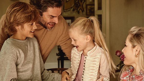 Gluren bij bekende buren: een tour door de huizen van Bridget, Rolf, Xander en Monique