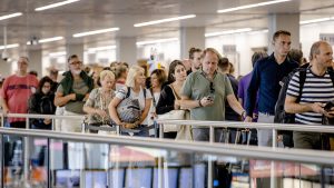 Thumbnail voor Minister Harbers noemt lange rijen op Schiphol 'nieuw dieptepunt'