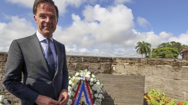 Minister-president Mark Rutte heeft dinsdagmorgen in Paramaribo een krans gelegd ter nagedachtenis van de slachtoffers van de 8-decembermoorden.