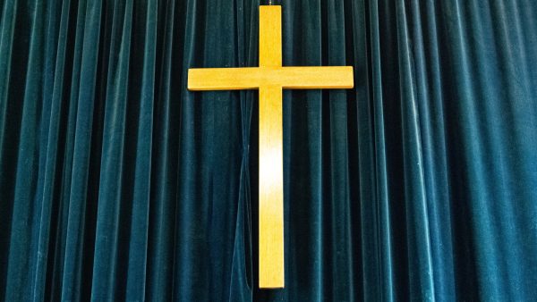 Francis jatte een koperen kruis uit de kerk: 'Was volgens een tweedehandszaak niets waard'