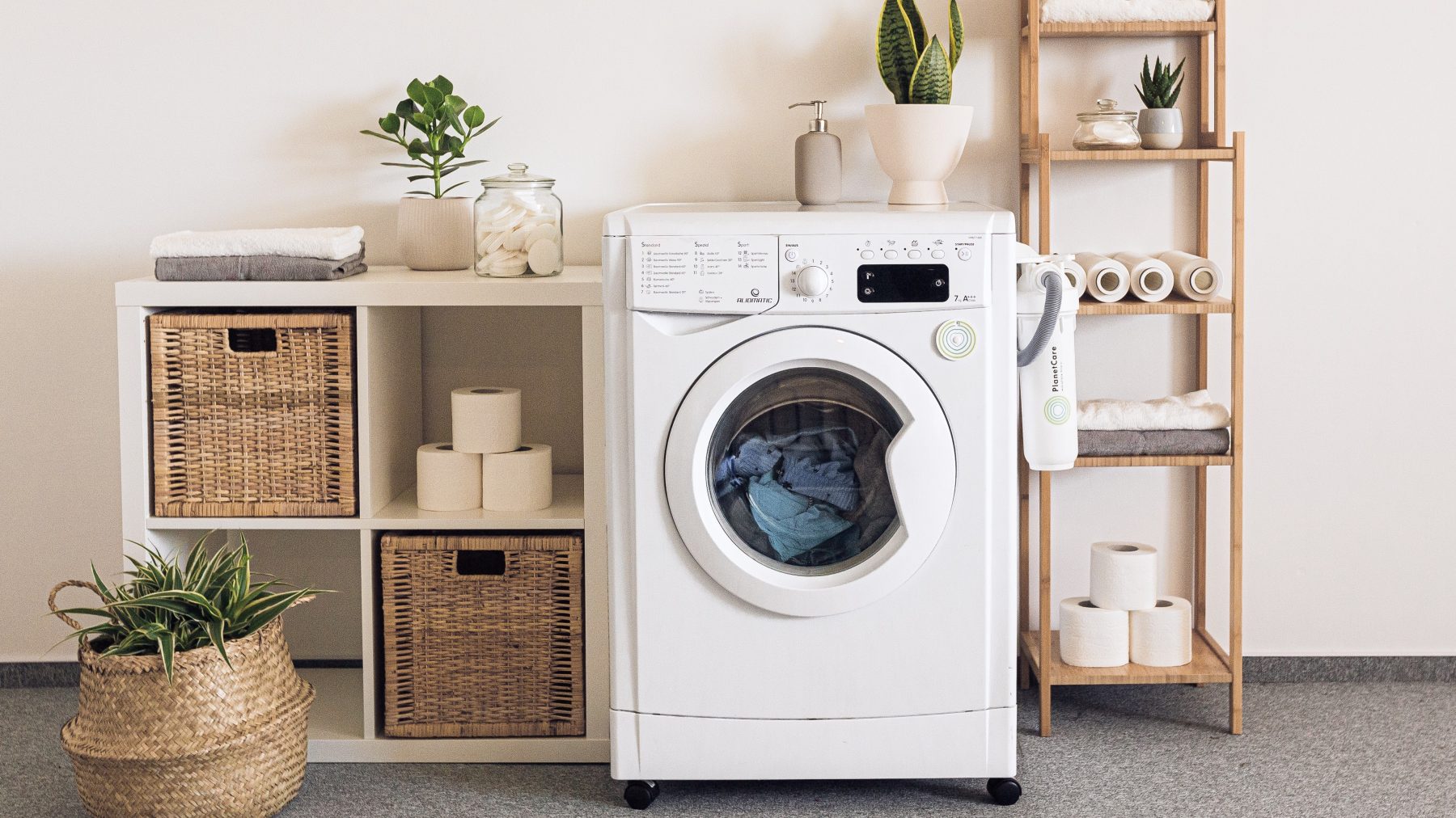 Grote wasjes, kleine wasjes: Is de wasmachine 's avonds laten draaien écht goedkoper?