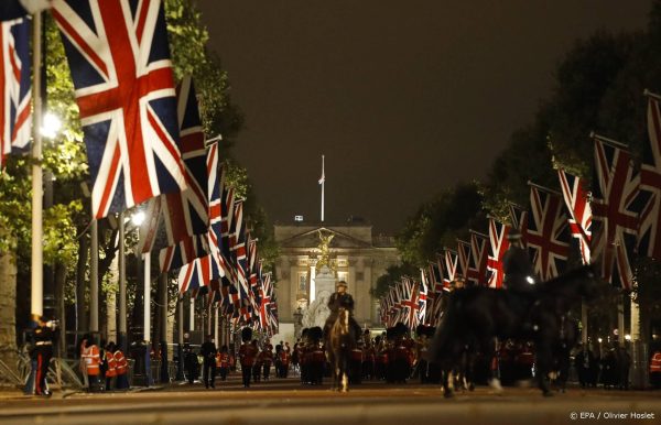 Kist van koningin Elizabeth op weg naar Buckingham Palace