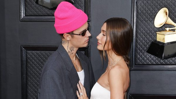 Justin Bieber en Hailey Bieber vieren vierjarig trouwjublieum