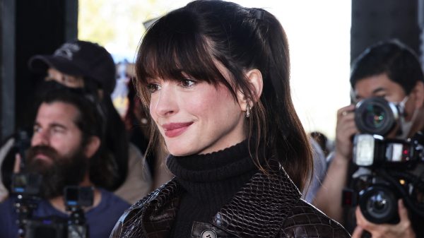 Anne Hathaway herbeleeft 'Devil Wears Prada' tijdens New York Fashion Week
