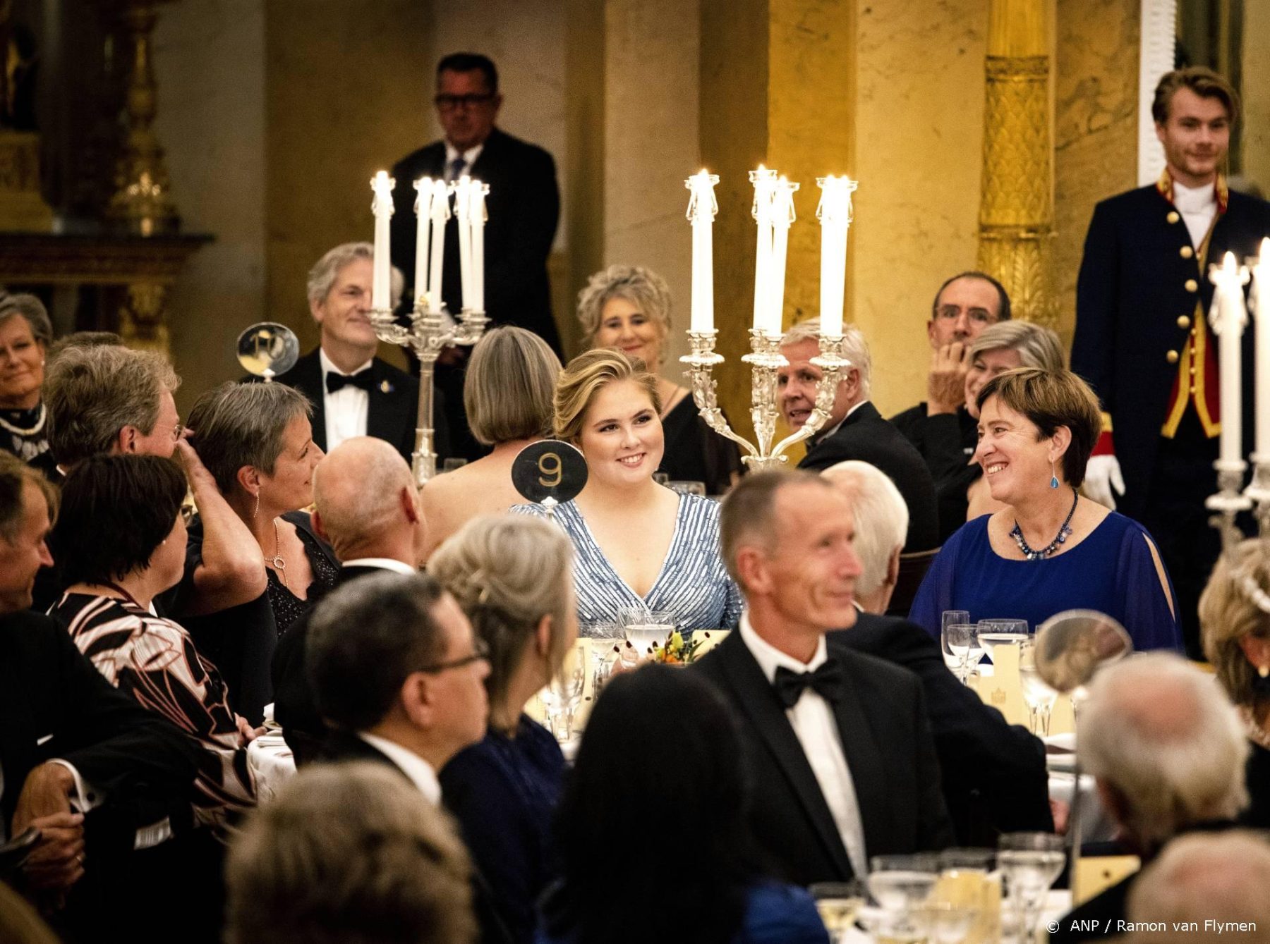 Prinses Amalia in gala bij diner Raad van State