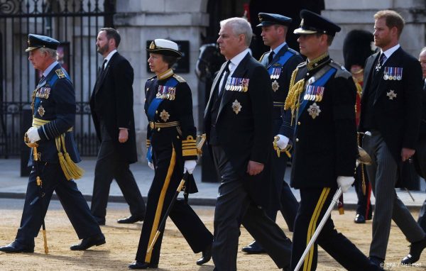 prins William Lopen achter kist Elizabeth maakt herinneringen los bij prins William