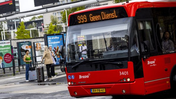 Nieuwe ov-staking legt streekvervoer plat, de treinen van NS rijden wél