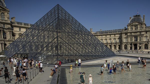 Ook verlichting Louvre en Paleis van Versailles eerder uit