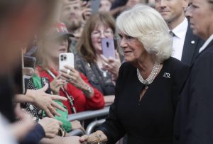 Thumbnail voor Camilla Parker Bowles eert Elizabeth als 'eenzame vrouw' in een mannenwereld