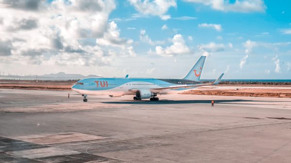 TUI-vlucht maakt noodlanding na botsing vogels, passagiers aan lot overgelaten