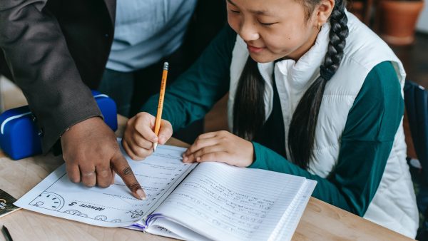 Hoe herken je hoogbegaafdheid bij je kind? Een expert vertelt: 'Het is meer dan IQ'