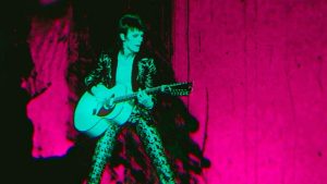 Thumbnail voor Muziekdocu 'Moonage Daydream' nu in de bios: muzikale trip door het leven van David Bowie
