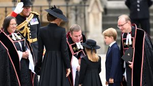 Thumbnail voor Prins George en prinses Charlotte in Westminster Abbey bij begrafenis van hun overgrootmoeder