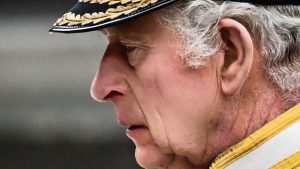 Thumbnail voor Koning Charles zichtbaar geëmotioneerd bij aanvang uitvaart moeder Elizabeth