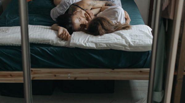 Sira dook het bed in met haar Tinder-date: 'Ze wist precies wat ze moest doen'