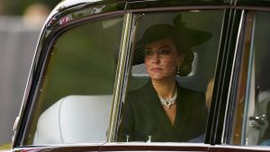 Thumbnail voor Kate Middleton draagt sieraad van Elizabeth en zelfde jurk als dochter Charlotte op begrafenis