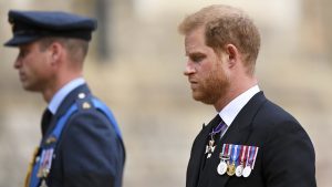 Thumbnail voor Prins Harry vijf minuten voor publiek ingelicht over overlijden Queen
