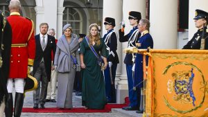 Thumbnail voor Amalia in donkergroene jurk (van dit populaire merk) op eerste Prinsjesdag, Máxima in ijsgrijs