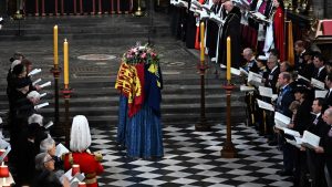 Thumbnail voor Van schaakbord en spook tot spin op de kist: Twitter reageert op begrafenis koningin Elizabeth