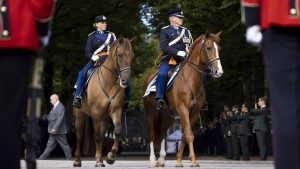 Thumbnail voor Demonstratie tegen koningshuis en omgekeerde vlaggen langs route op Prinsjesdag