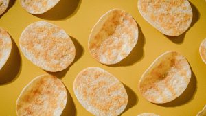 Thumbnail voor Daar zit een luchtje aan: Litouws bedrijf verkoopt chips met... foef-smaak
