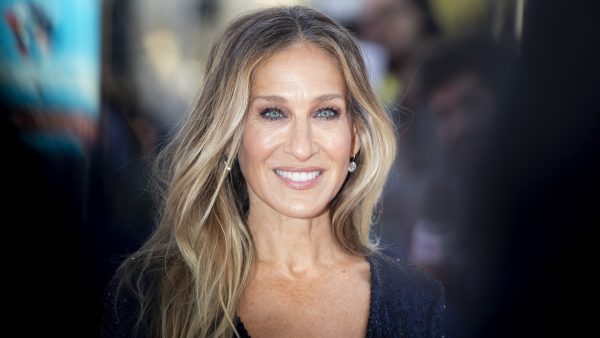 Geen muurbloempje: Sarah Jessica Parker ontwerpt fleurige behangcollectie