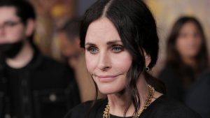 Thumbnail voor Courteney Cox updatet oude tamponreclame: 'Heeft de overgang je leven compleet veranderd?'