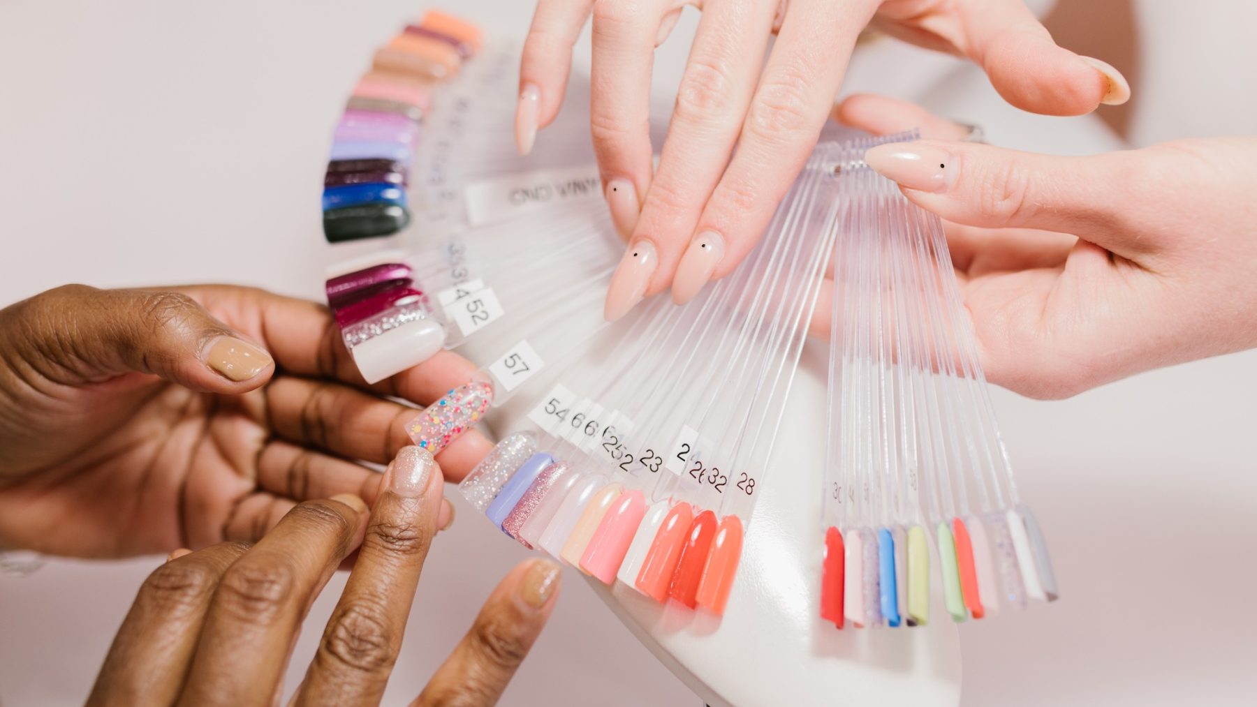 Als het maar hoogglans is: dit najaar lakken we onze nagels in déze trendkleuren