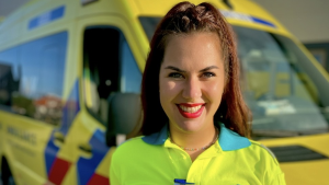 Thumbnail voor Ambulanceverpleegkundige Sabine (26) deelt haar werk via TikTok: 'Ik had nooit gedacht dat de filmpjes viraal zouden gaan'