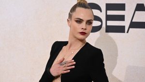 Thumbnail voor Fans bezorgd om gedrag Cara Delevingne: 'Ik hoop dat ze hulp krijgt'