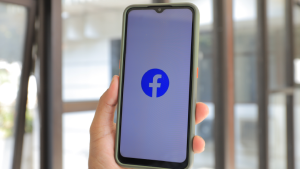 Thumbnail voor Moederbedrijf Facebook en Instagram aangeklaagd voor 'volgen iPhone-gebruikers'