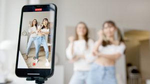 Thumbnail voor YouTube blijft concurrentie aangaan met TikTok: videomakers gaan (meer) geld verdienen aan advertenties