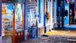 Thumbnail voor Woningen ontruimd na plofkraak Purmerendse juwelier, politie 'met veel eenheden' op zoek naar verdachten