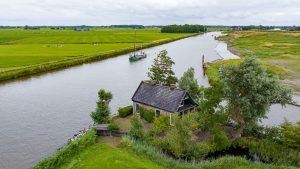 Thumbnail voor Altijd per boot naar de supermarkt: oude (vervallen) brugwachterswoning te koop