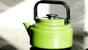 Thumbnail voor Wat is goedkoper: water eerst koken in de waterkoker of in de pan?