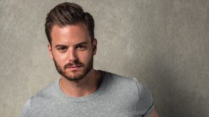 Jim Bakkum maakt muzikale misser met iets te hoog gegrepen liedje