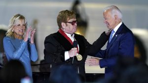 Thumbnail voor De één een concert, de ander een medaille: Joe Biden ontvangt Elton John in Witte Huis