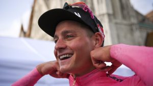 Thumbnail voor Mathieu van der Poel geeft op in wegrace WK na bizarre nacht: 'Dit is een ramp'