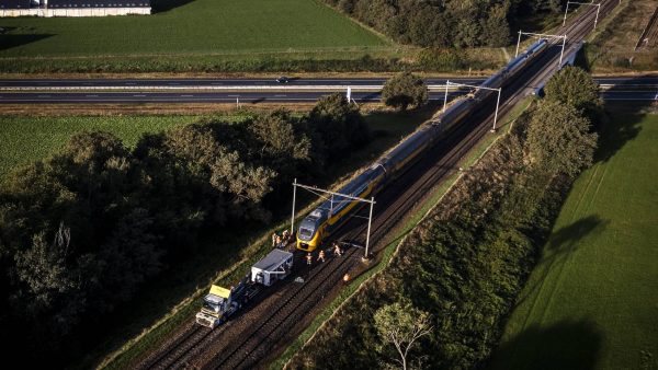 Trein Limburg ontspoord na aanrijding met vermoedelijk spoorstaaf