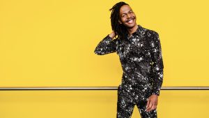 Thumbnail voor Jeangu Macrooy over nieuw album 'Summer Moon': 'De nummers voelen als een zelfportret'