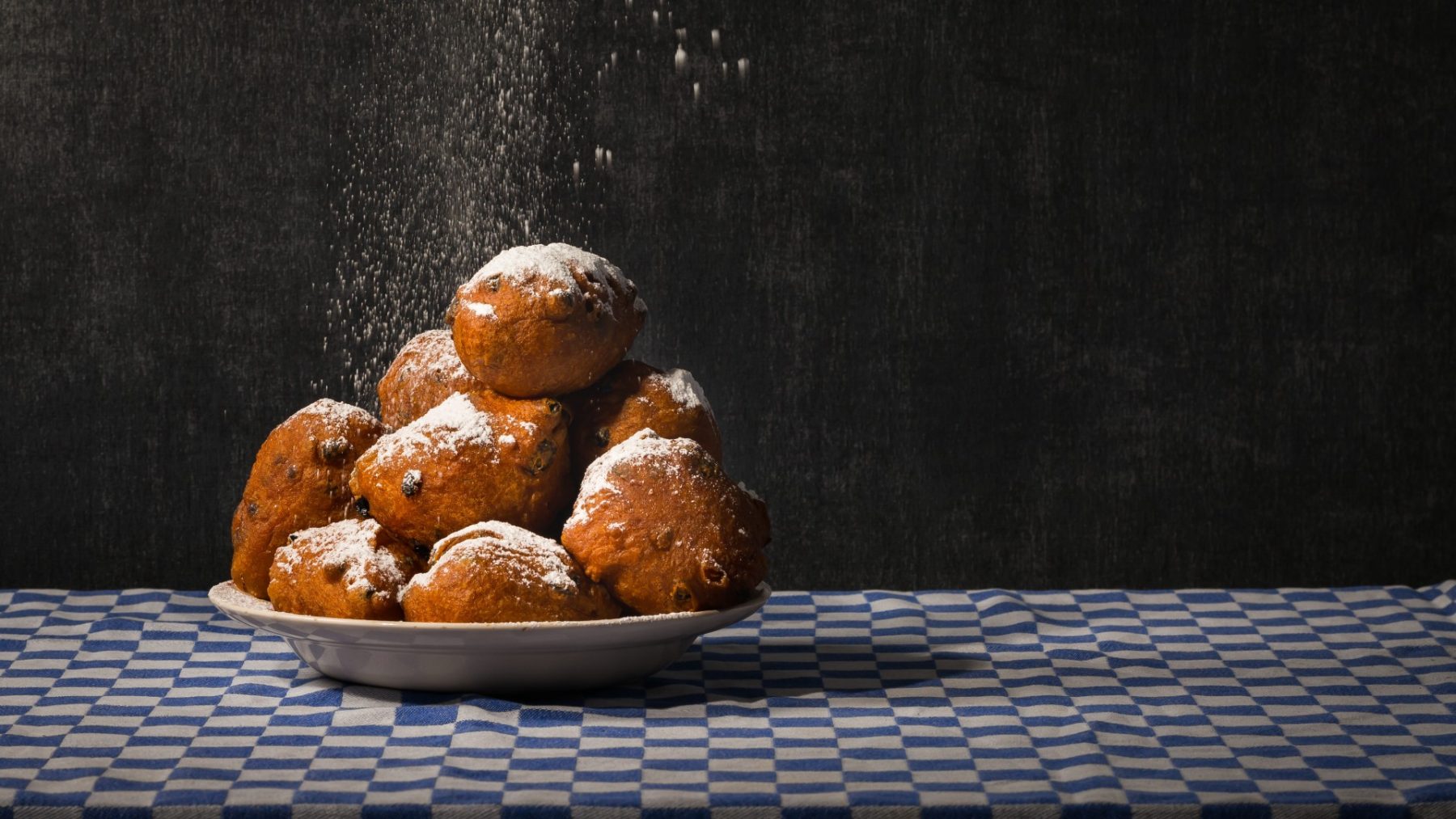 Bakker uit Coevorden vreest voor faillissement en bakt alvast oliebollen