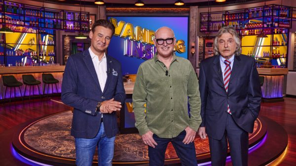 Kijkers 'Vandaag Inside' verbaasd over dubbelganger Johan Derksen in publiek: 'Is dat zijn broer?'