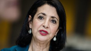 Thumbnail voor Oud-Kamervoorzitter Arib reageert op onderzoek grensoverschrijdend gedrag: 'Ik eis een verklaring'