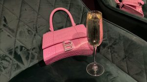 Thumbnail voor Balenciaga stuurt opmerkelijke uitnodiging voor fashionshow: een goedgevulde geldbuidel