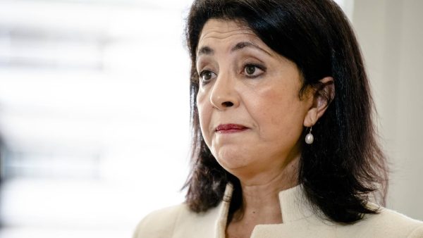 Oud-Kamervoorzitter Arib verlaat de Tweede Kamer om ‘dolkstoten’