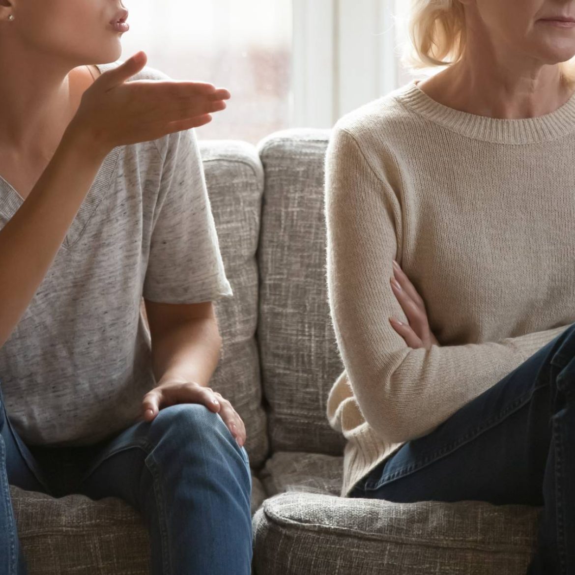 Vrouw voert discussie met schoonmoeder